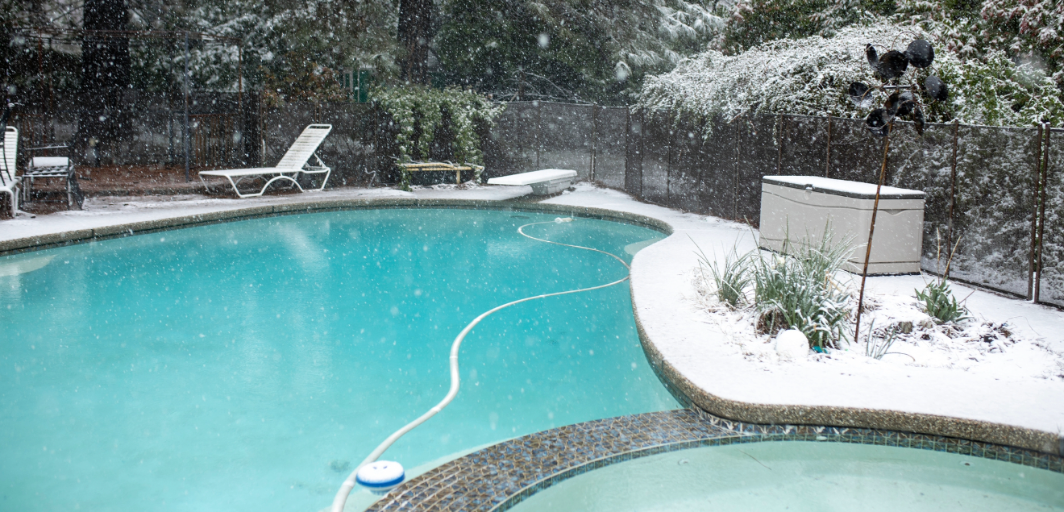 stänga sin pool när vattentemperaturen sjunker